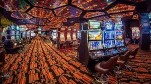 poni French Roulette live dealer spinning the wheel in real time